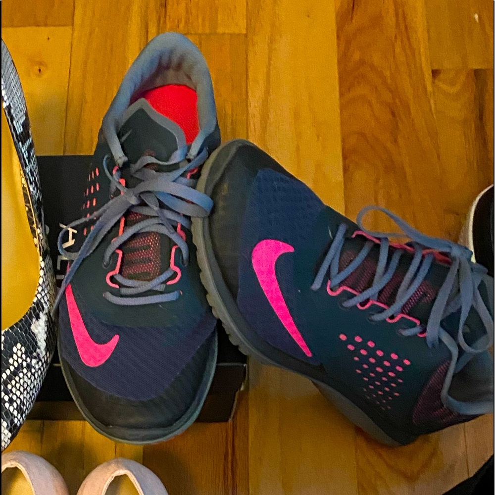 Nike running shoes in like new condition only been used 3 times very comfortable